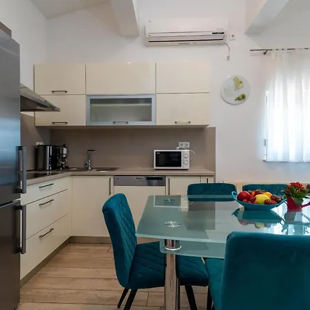 Brico - Heated Pool 아파트