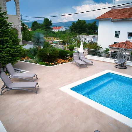 Brico - Heated Pool