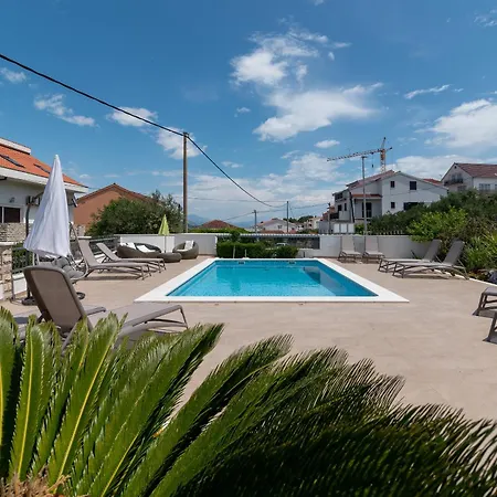 Brico - Heated Pool Апартаменты Трогир
