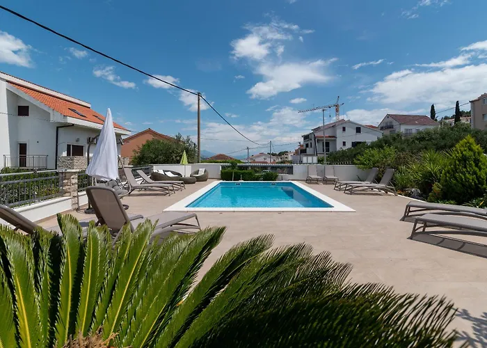 Brico - Heated Pool Apartamento Trogir